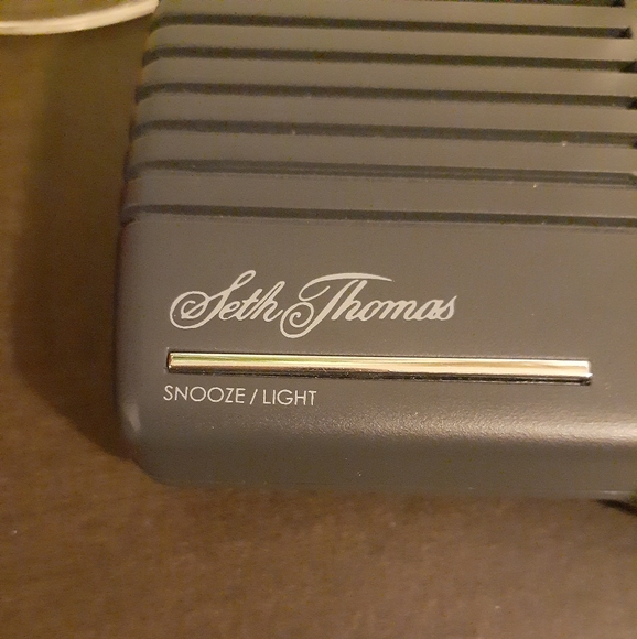 Seth Thomas Cordless Travel Clock Radio. - Picture 3 of 6